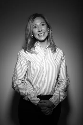 Laure Genin, Docteur en Pharmacie et directrice marketing senior, debout, portrait en noir et blanc.